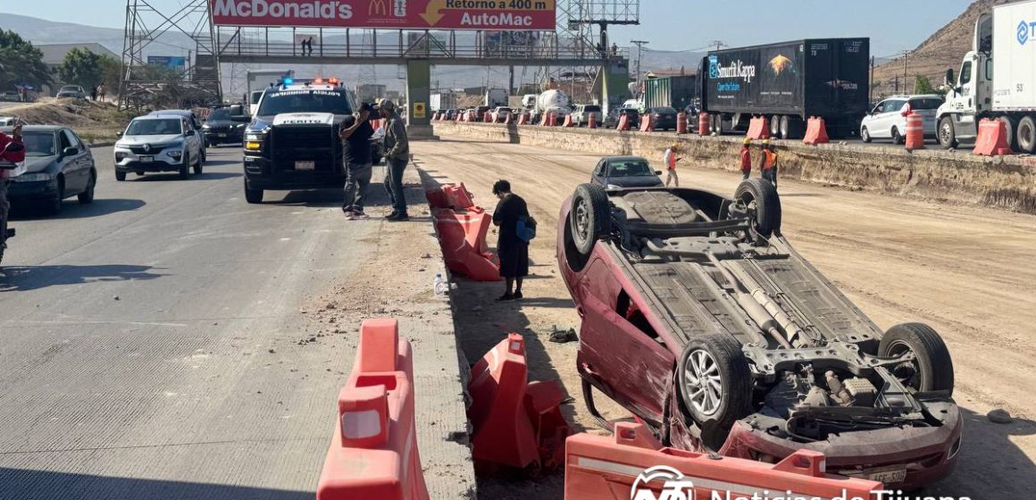 Vuelca vehículo en Bulevar 2000; conductor resulta ileso