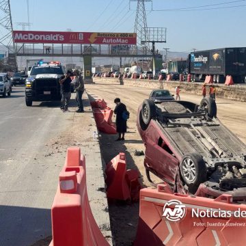 Vuelca vehículo en Bulevar 2000; conductor resulta ileso