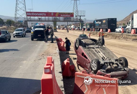 Vuelca vehículo en Bulevar 2000; conductor resulta ileso