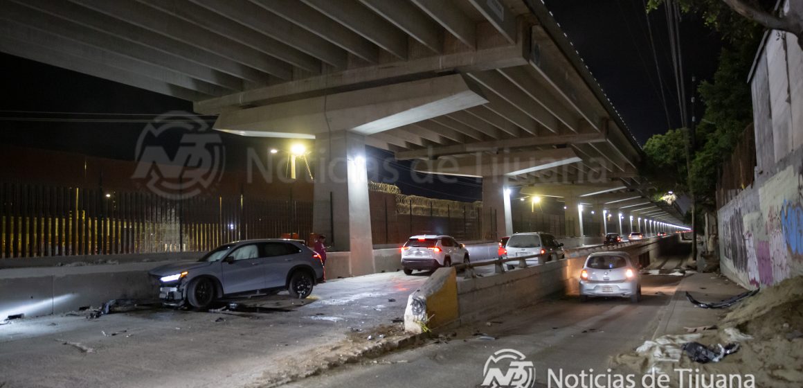 Choque en Av Internacional deja vehículo abandonado