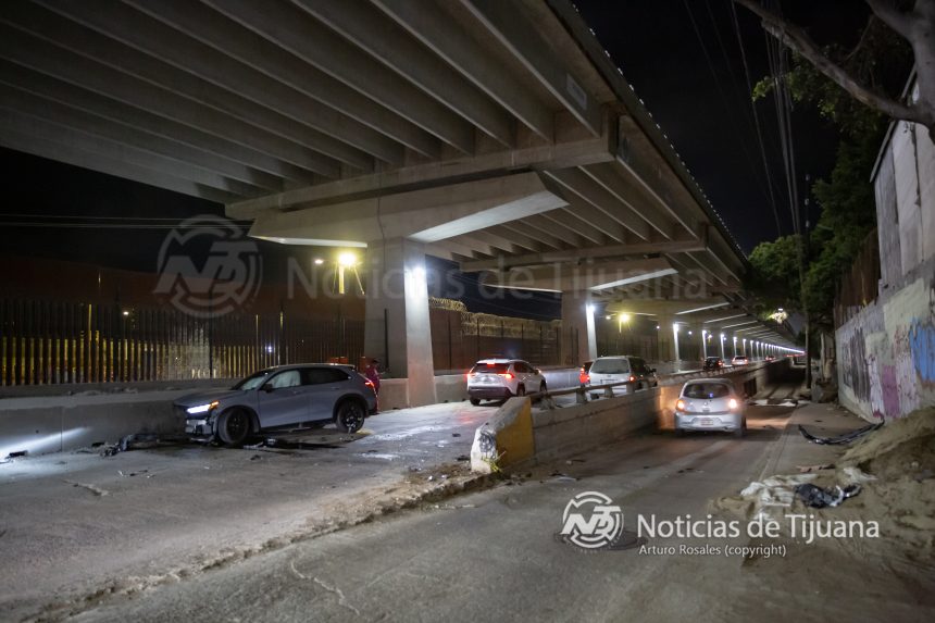 Choque en Av Internacional deja vehículo abandonado