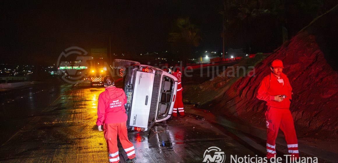 Joven resulta ileso tras volcadura en la Vía Rápida