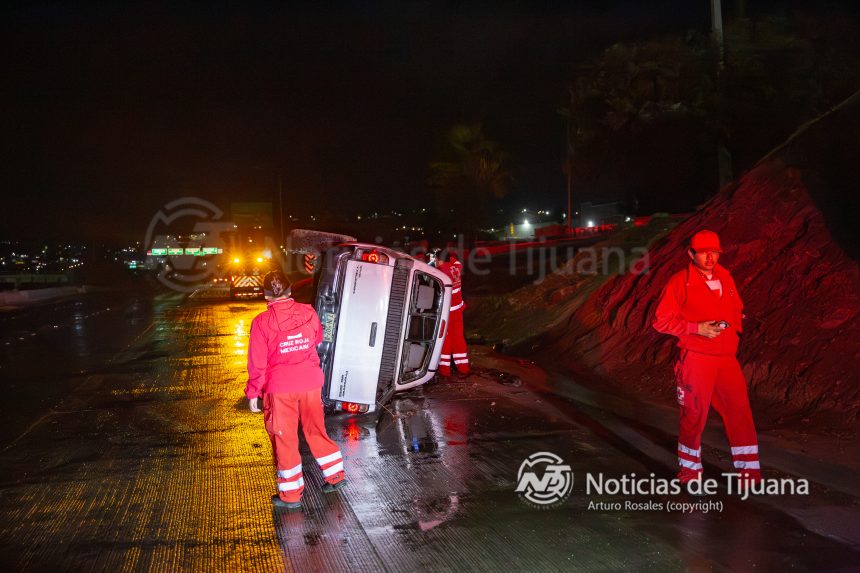 Joven resulta ileso tras volcadura en la Vía Rápida