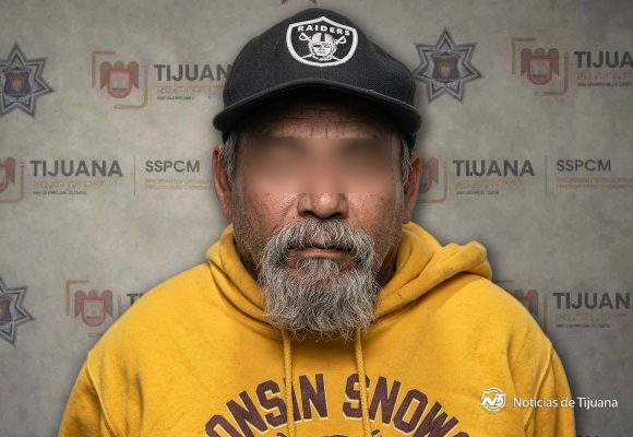 Cae con droga tras revisión policial; lo investigan por robos a comercios en la zona