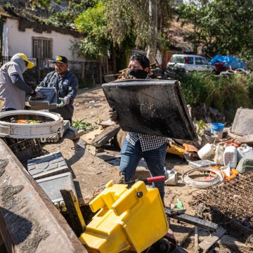 Limpian colonias y retiran más de 46 toneladas de basura
