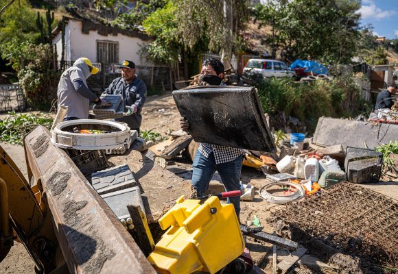 Limpian colonias y retiran más de 46 toneladas de basura