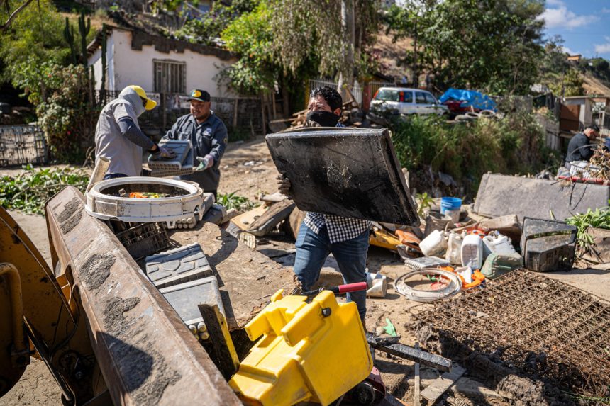 Limpian colonias y retiran más de 46 toneladas de basura