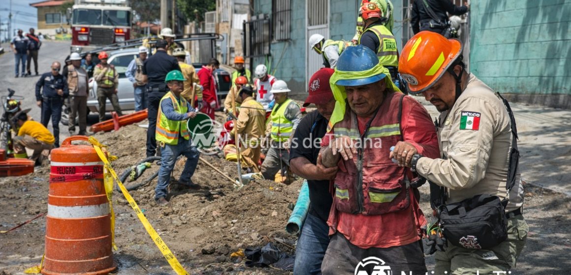 Derrumbe en obra deja a dos trabajadores atrapados en la Vía Rápida Poniente