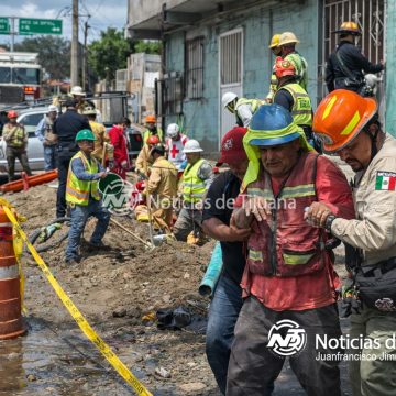 Derrumbe en obra deja a dos trabajadores atrapados en la Vía Rápida Poniente