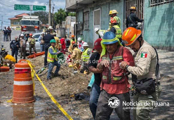 Derrumbe en obra deja a dos trabajadores atrapados en la Vía Rápida Poniente