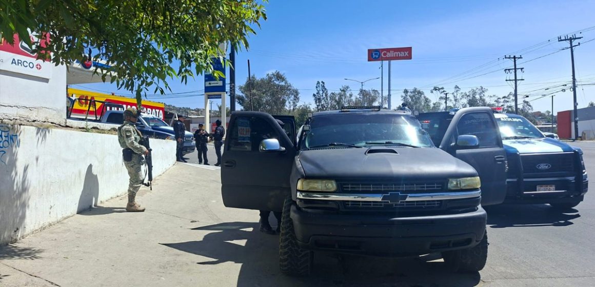Detienen a hombre tras reporte de arma; le hallan cartuchos y droga en Tecate
