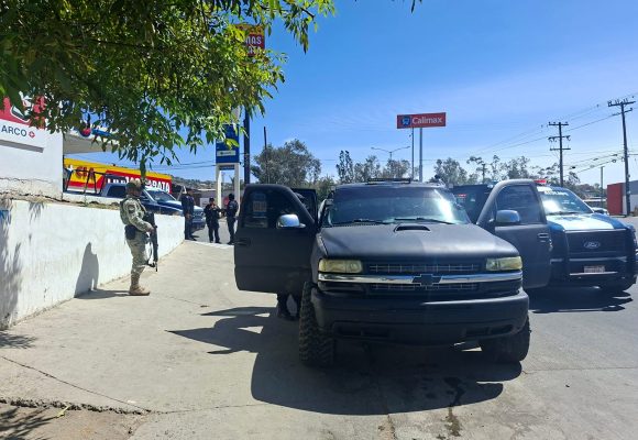 Detienen a hombre tras reporte de arma; le hallan cartuchos y droga en Tecate
