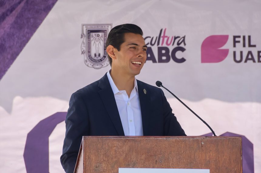 Impulsa alcalde de Tecate lectura y cultura con Feria del Libro