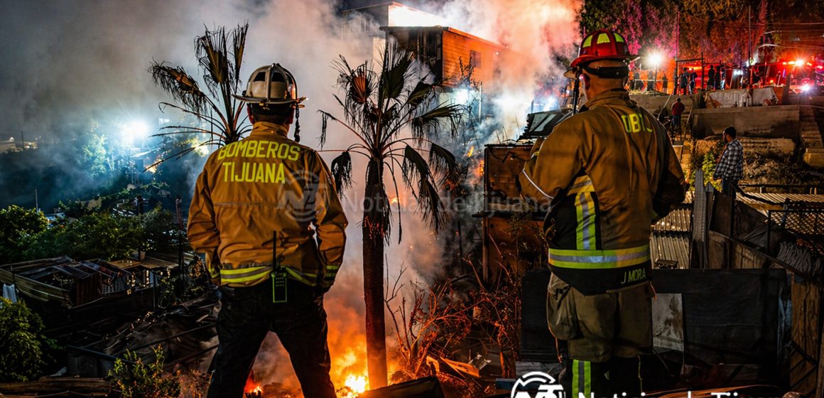 Incendio arrasa dos casas en Camino Verde; mujer resulta intoxicada