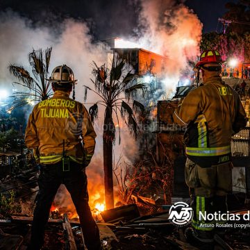 Incendio arrasa dos casas en Camino Verde; mujer resulta intoxicada