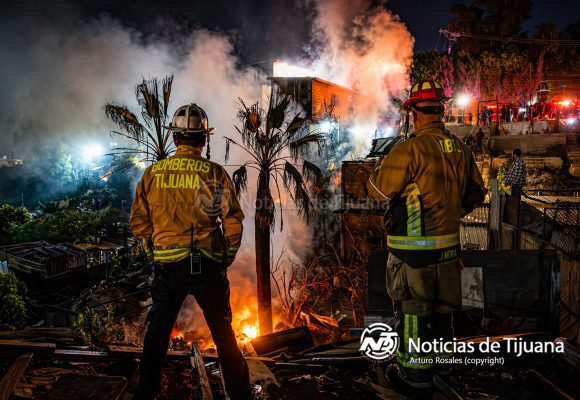 Incendio arrasa dos casas en Camino Verde; mujer resulta intoxicada