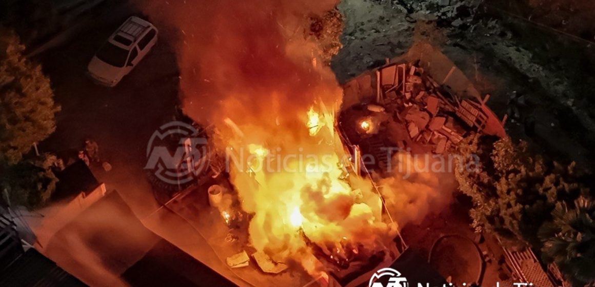 Incendio provocado arrasa cuarto y traila en la colonia Roma