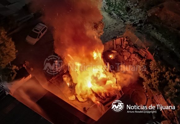 Incendio provocado arrasa cuarto y traila en la colonia Roma