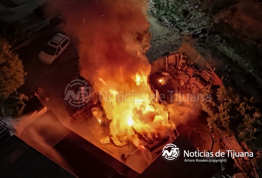 Incendio provocado arrasa cuarto y traila en la colonia Roma