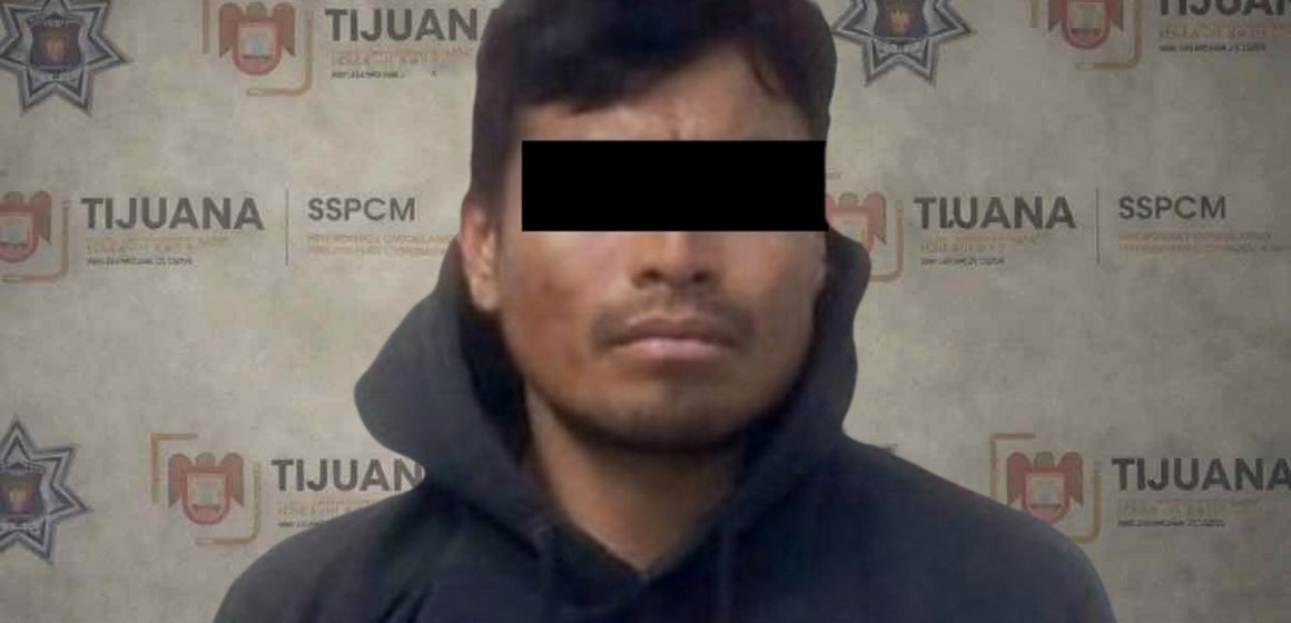 Detienen a hombre por robo en Oxxo