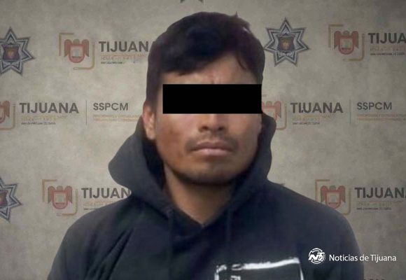 Detienen a hombre por robo en Oxxo