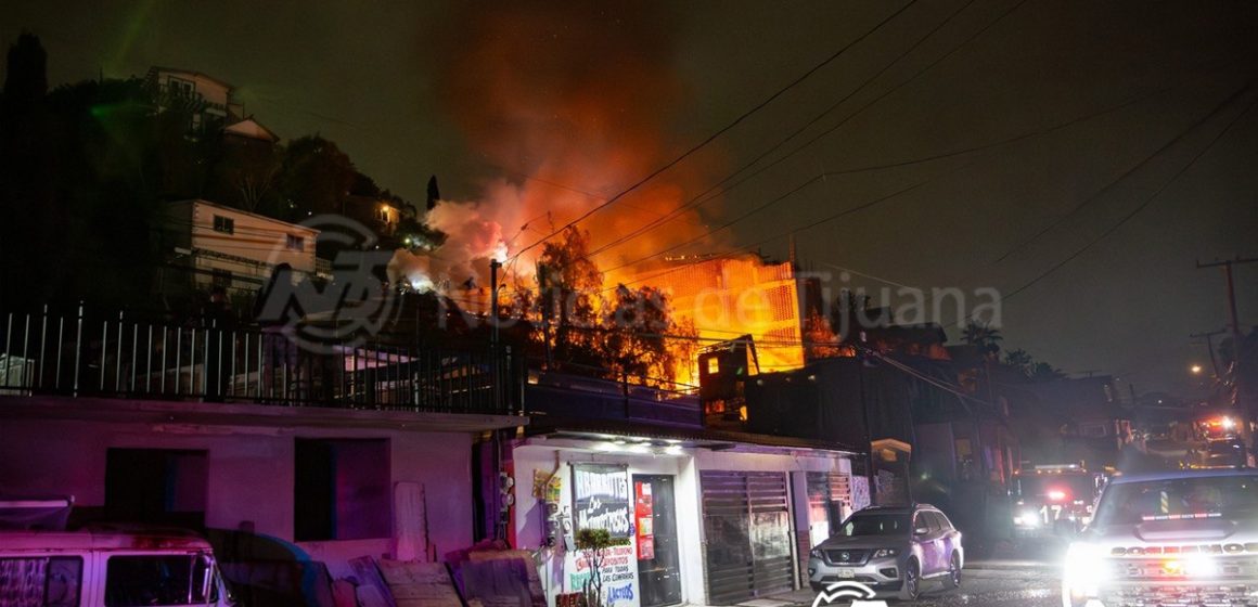 Incendio en cerro consume vivienda en Buenavista