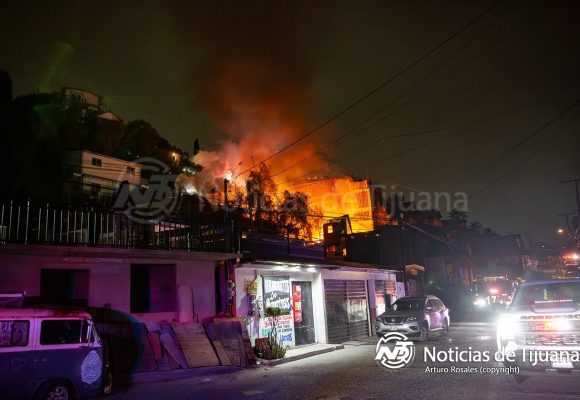 Incendio en cerro consume vivienda en Buenavista