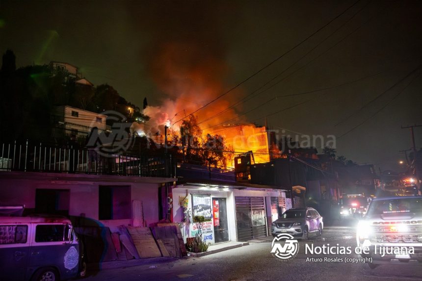 Incendio en cerro consume vivienda en Buenavista