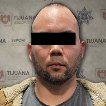 Por invadir carril, ofrece soborno y lo detienen