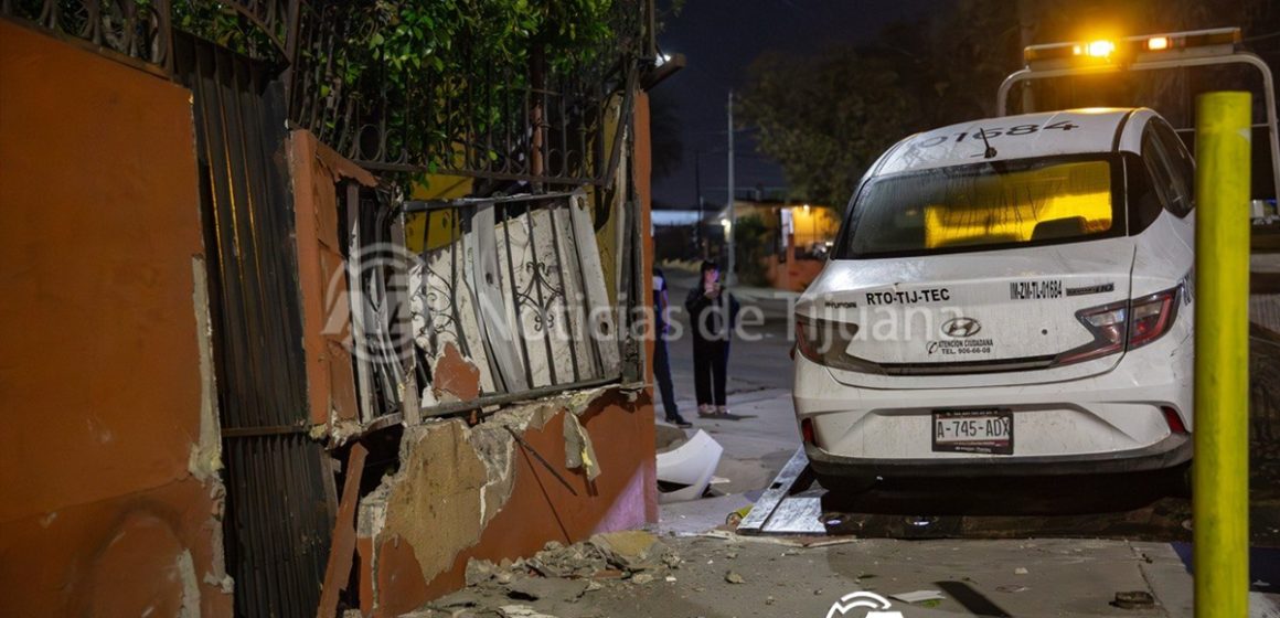 Taxi se estrella contra vivienda en la “Libertad”; conductor huye del lugar