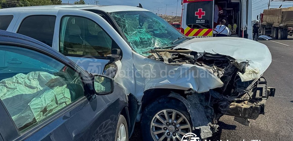 Camioneta provoca accidente en la libre Rosarito-Tijuana