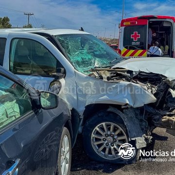 Camioneta provoca accidente en la libre Rosarito-Tijuana