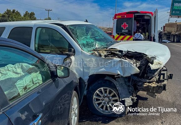 Camioneta provoca accidente en la libre Rosarito-Tijuana