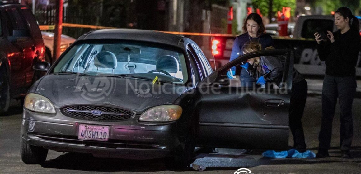 Atacan a balazos a conductor y logra huir herido hasta otra colonia