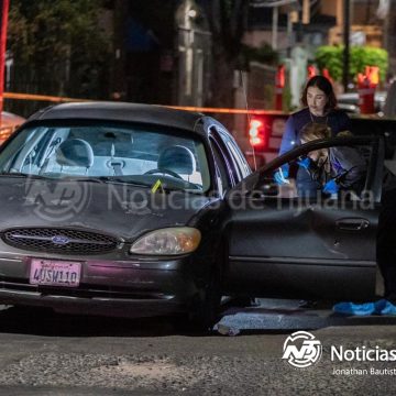Atacan a balazos a conductor y logra huir herido hasta otra colonia