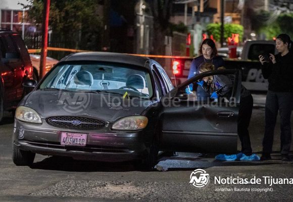 Atacan a balazos a conductor y logra huir herido hasta otra colonia