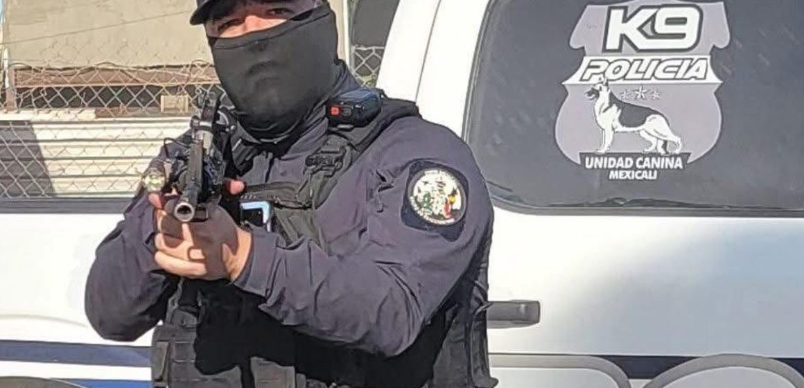 Policía apunta con rifle a reportero durante cobertura en Mexicali