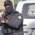 Policía apunta con rifle a reportero durante cobertura en Mexicali