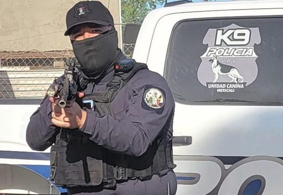 Policía apunta con rifle a reportero durante cobertura en Mexicali