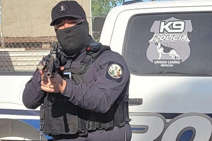 Policía apunta con rifle a reportero durante cobertura en Mexicali