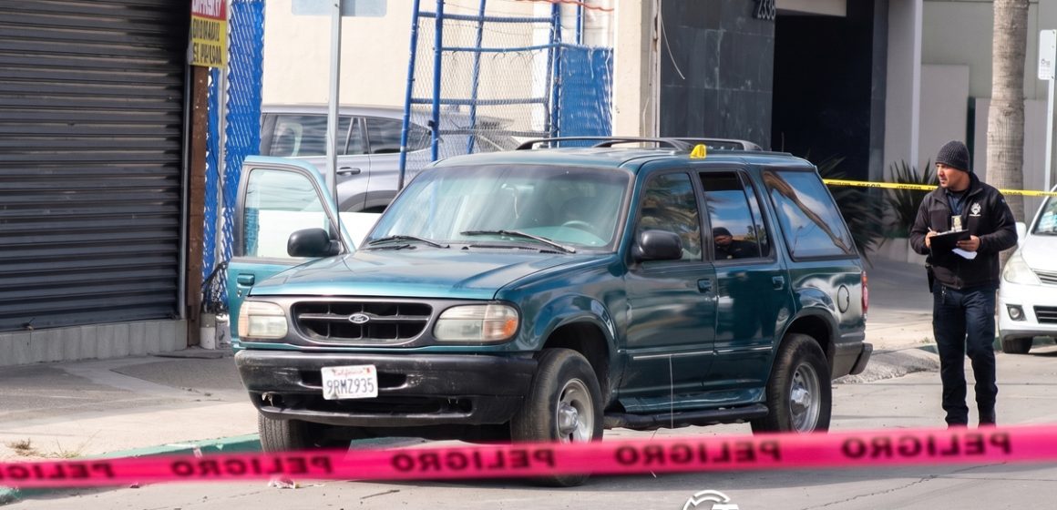 Hallan cuerpo envuelto en lona dentro de vehículo en Zona Río