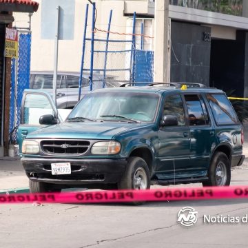 Hallan cuerpo envuelto en lona dentro de vehículo en Zona Río