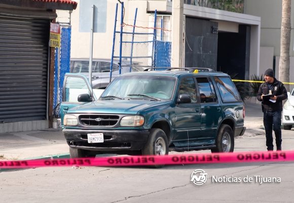 Hallan cuerpo envuelto en lona dentro de vehículo en Zona Río