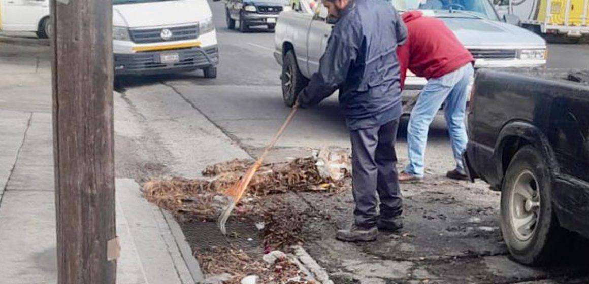 Limpian pluviales y vialidades para reducir riesgos en Tecate