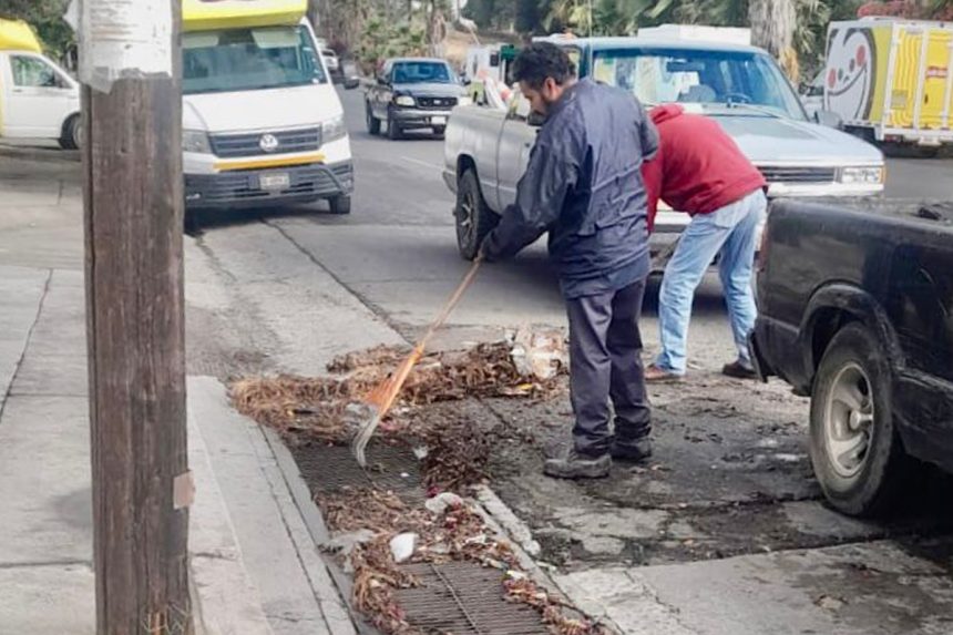 Limpian pluviales y vialidades para reducir riesgos en Tecate