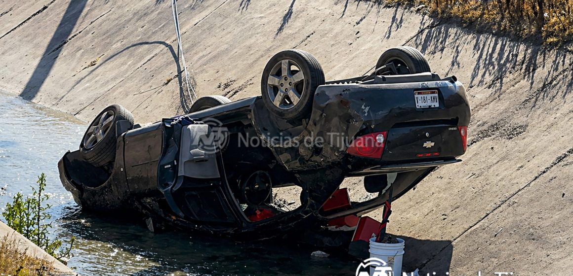 Volcadura en Manuel J. Clouthier deja dos lesionados