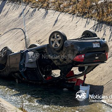 Volcadura en Manuel J. Clouthier deja dos lesionados