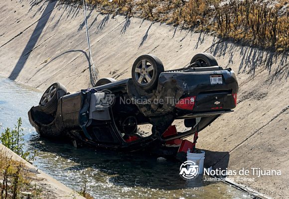 Volcadura en Manuel J. Clouthier deja dos lesionados