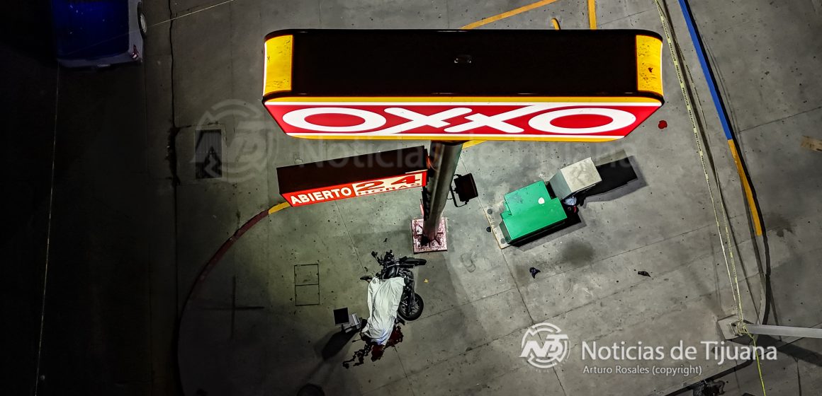 Motociclista muere tras chocar contra poste en Zona Río