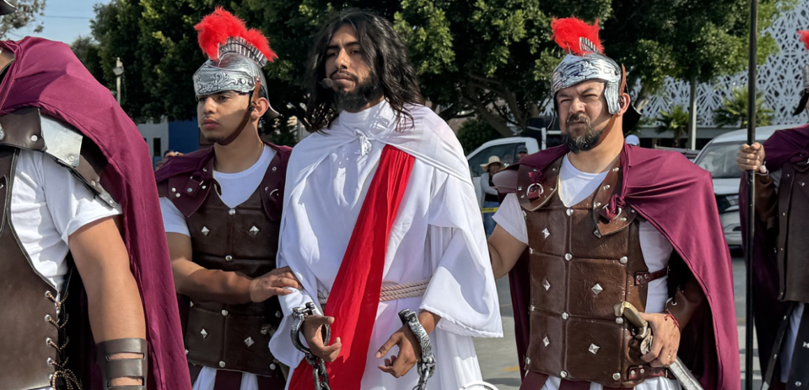 Reflexión y fe recorren Zona Río con representación del Viacrucis